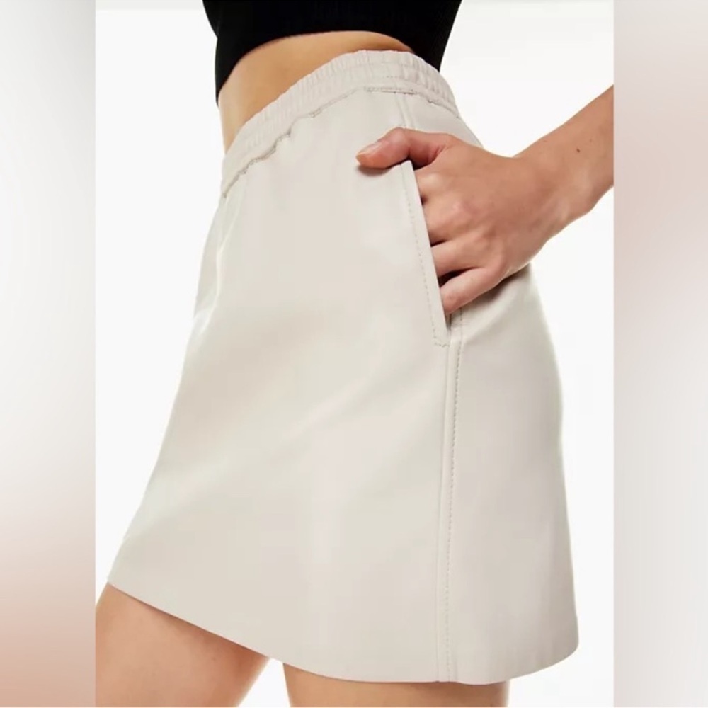 NEW with tags Babaton Cream Faux Leather Flags Skirt in Matte Pearl Size Small